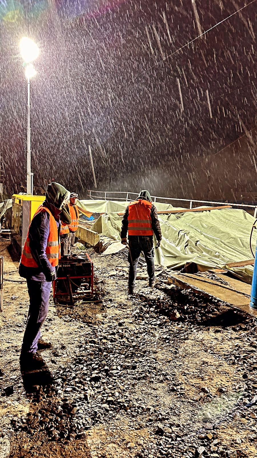 Montage bei Schnee und Nacht